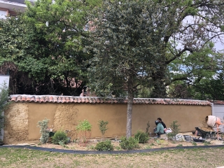 Enduits terre sur&nbsp;mur de clôture&nbsp;